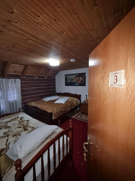 Postel nebo postele na pokoji v ubytování Sofra Kolonjare Agroturizem