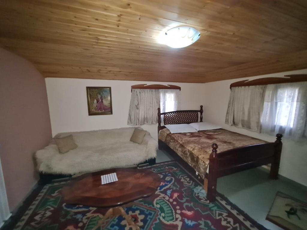 Postel nebo postele na pokoji v ubytování Sofra Kolonjare Agroturizem