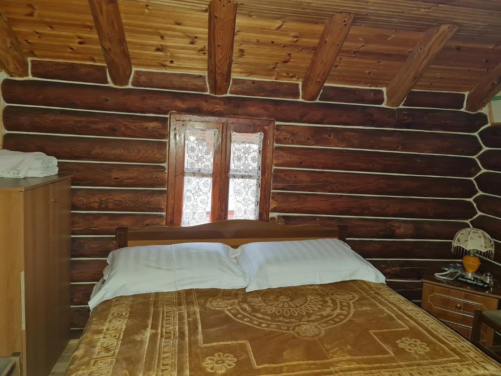 Postel nebo postele na pokoji v ubytování Sofra Kolonjare Agroturizem