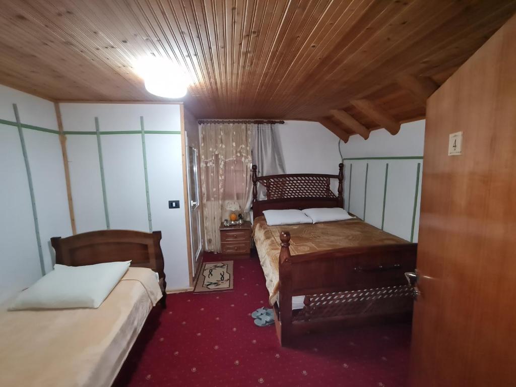 Postel nebo postele na pokoji v ubytování Sofra Kolonjare Agroturizem
