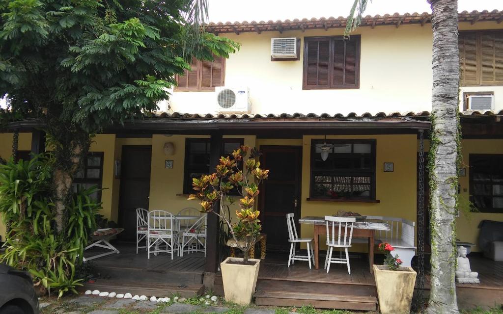 Casa em condominio canto direito de Geriba