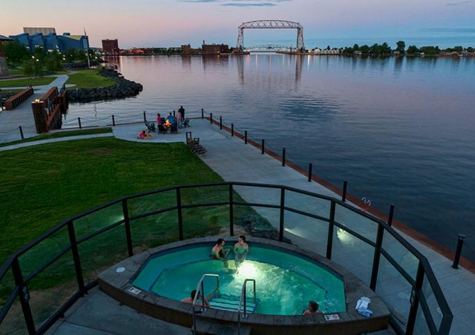 uma piscina no meio de uma massa de água em Pier B Resort em Duluth