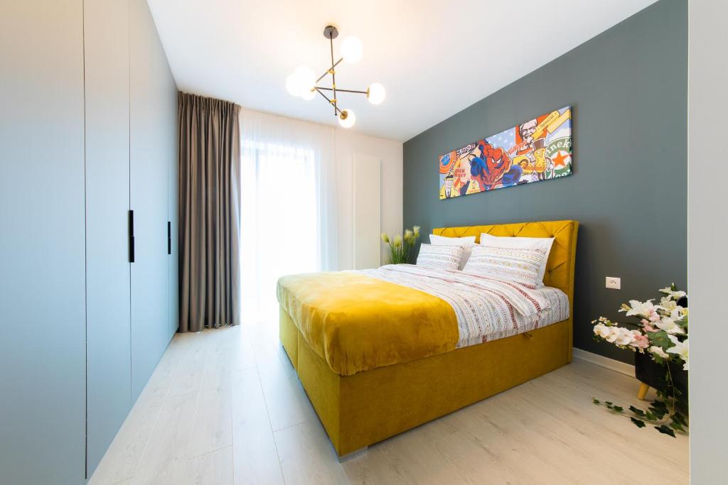 een slaapkamer met een geel bed en een raam bij North Pop Art in Boekarest