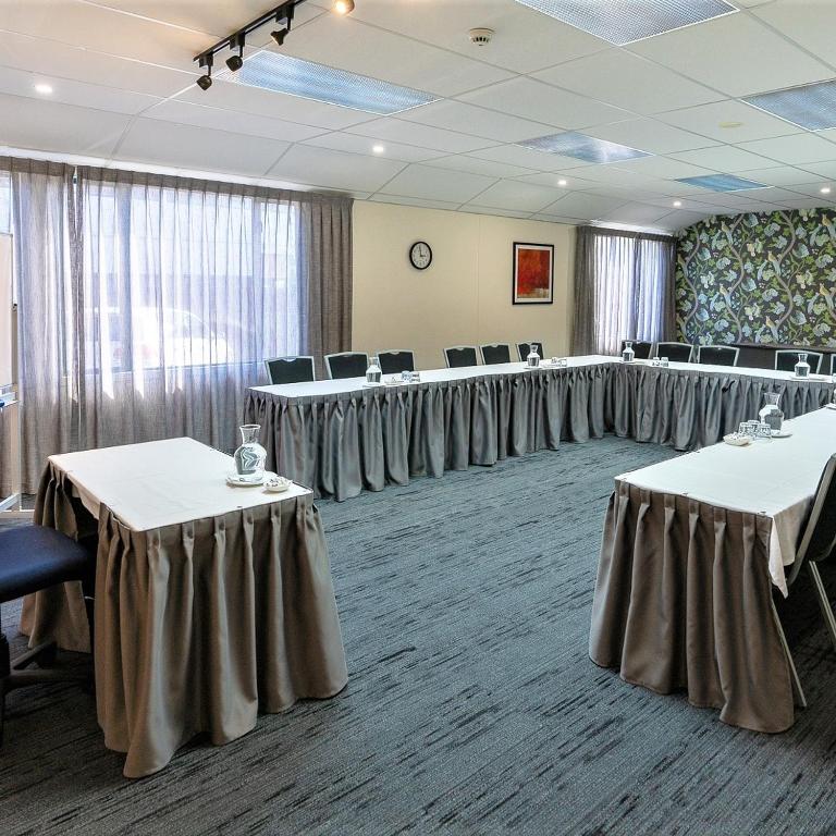 Ventura Inn & Suites Hamilton - Resim 33