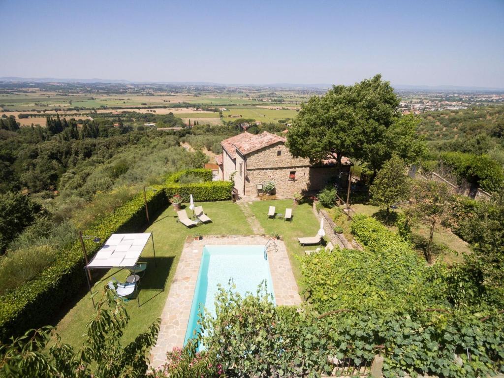 uma vista aérea de uma casa com piscina em Belvilla by OYO Casa Lamate em Cortona