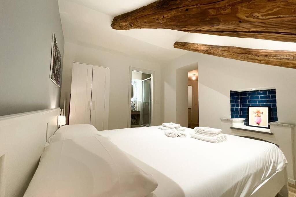 - une chambre avec un lit blanc dans l'établissement Art House Arsenale, à Turin
