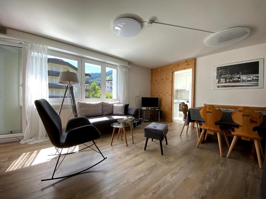 a living room with a couch and a table at zentrale TOP Wohnung Chesa Ravaisch in Davos