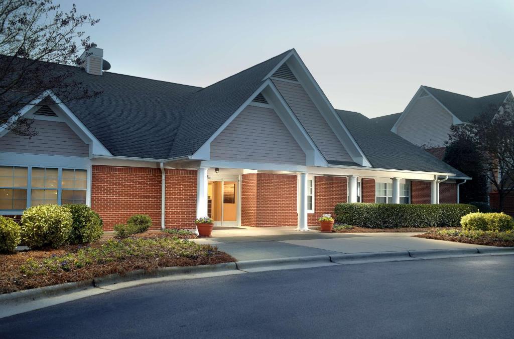 Sonesta ES Suites Raleigh Durham Airport Morrisville في موريسفيل: منزل أمامه ممر