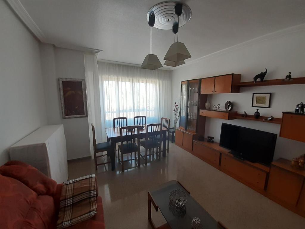 een woonkamer met een keuken en een eetkamer bij Anton Alvarez in Elche