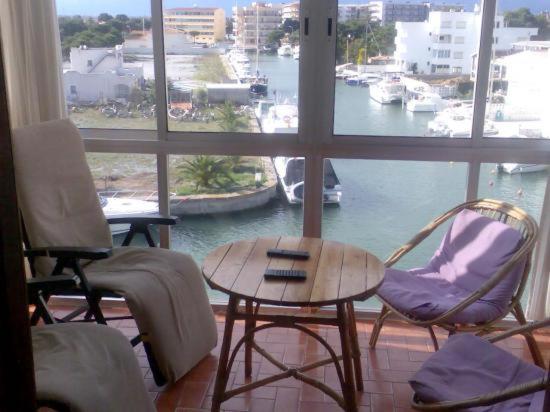 una camera con tavolo e sedie e vista sul porto di ROSES NAUTIC, estudio loft a 300 m de la playa,vistas espectaculares a Roses