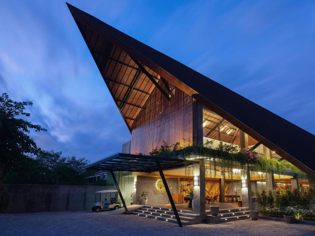 Kayumas Seminyak Resort في سمينياك: مبنى به سقف كبير زاوية