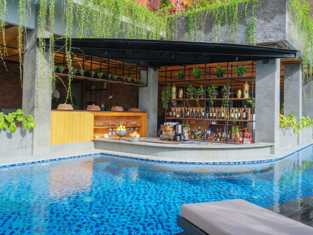 Bazén v ubytování Kayumas Seminyak Resort nebo v jeho okolí