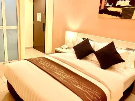 Postel nebo postele na pokoji v ubytování KLUANG RIVERVIEW HOTEL