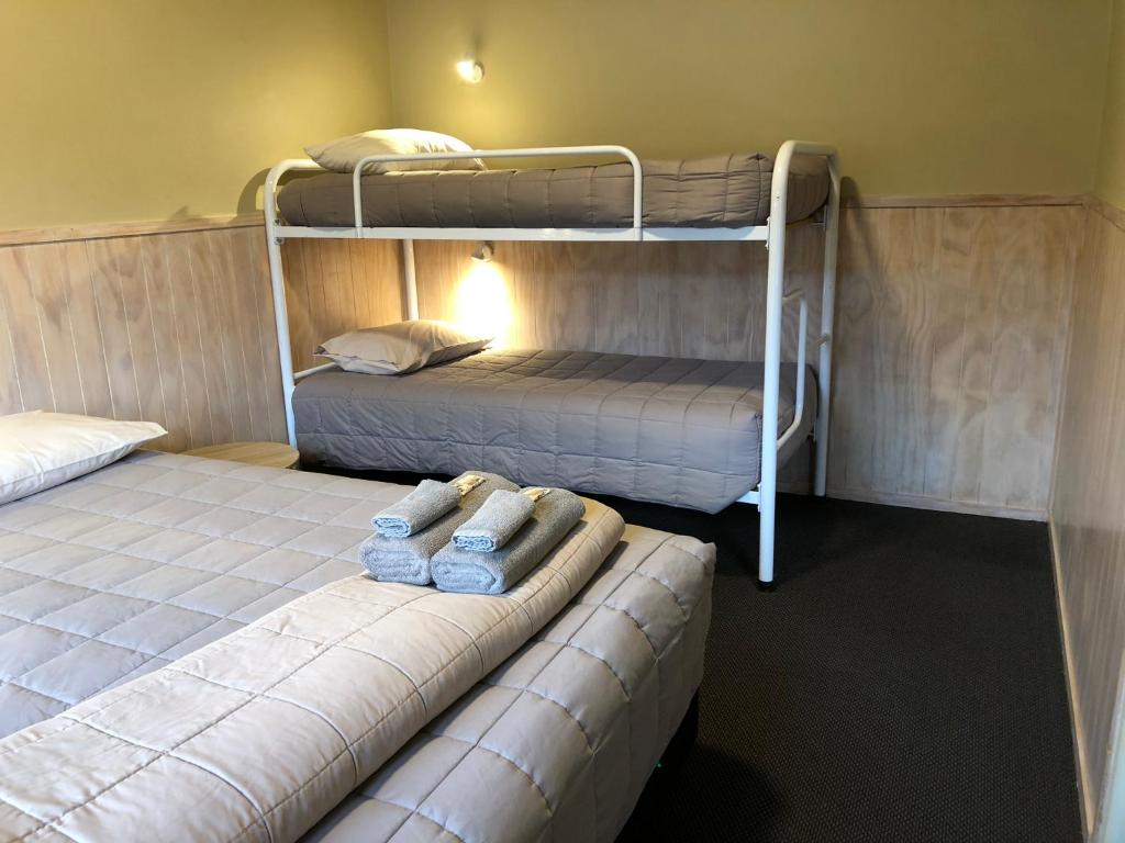 Postel nebo postele na pokoji v ubytování Oamaru TOP 10 Holiday Park