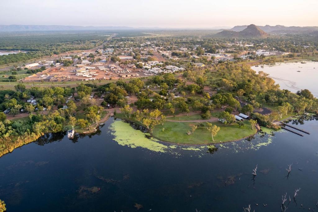 een luchtzicht op een klein eiland in het water bij Kimberleyland Waterfront Holiday Park in Kununurra