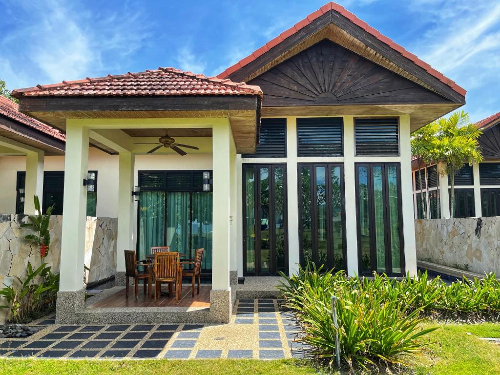 dom ze szklanymi drzwiami i patio w obiekcie Home Sweet Villas, Karambunai w mieście Kota Kinabalu