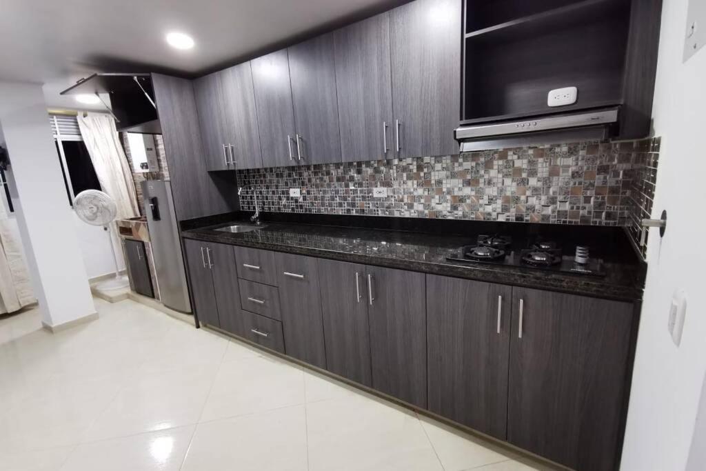 Kuchyň nebo kuchyňský kout v ubytování Hermoso y cómodo apartamento