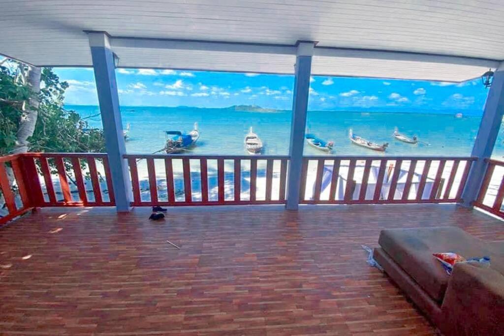 Ko Sukon的住宿－Jayden's HomeStay，门廊上设有屏风,享有海景