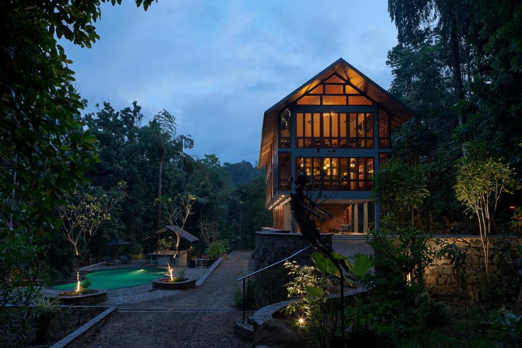 uma casa no meio de uma floresta com uma piscina em Moksha at Kitulgala - Rainforest Boutique Hotel em Kitulgala