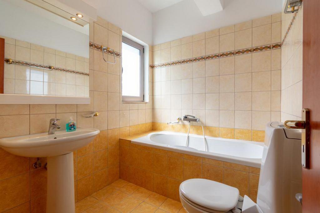 Koupelna v ubytování marmar villas