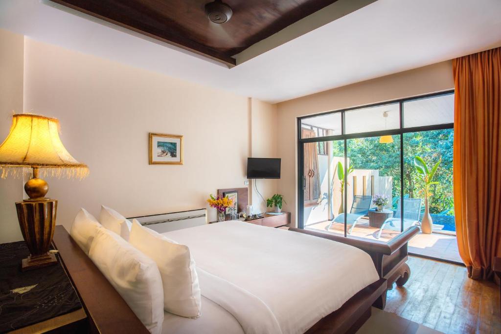 Кровать или кровати в номере Koh Chang Cliff Beach Resort