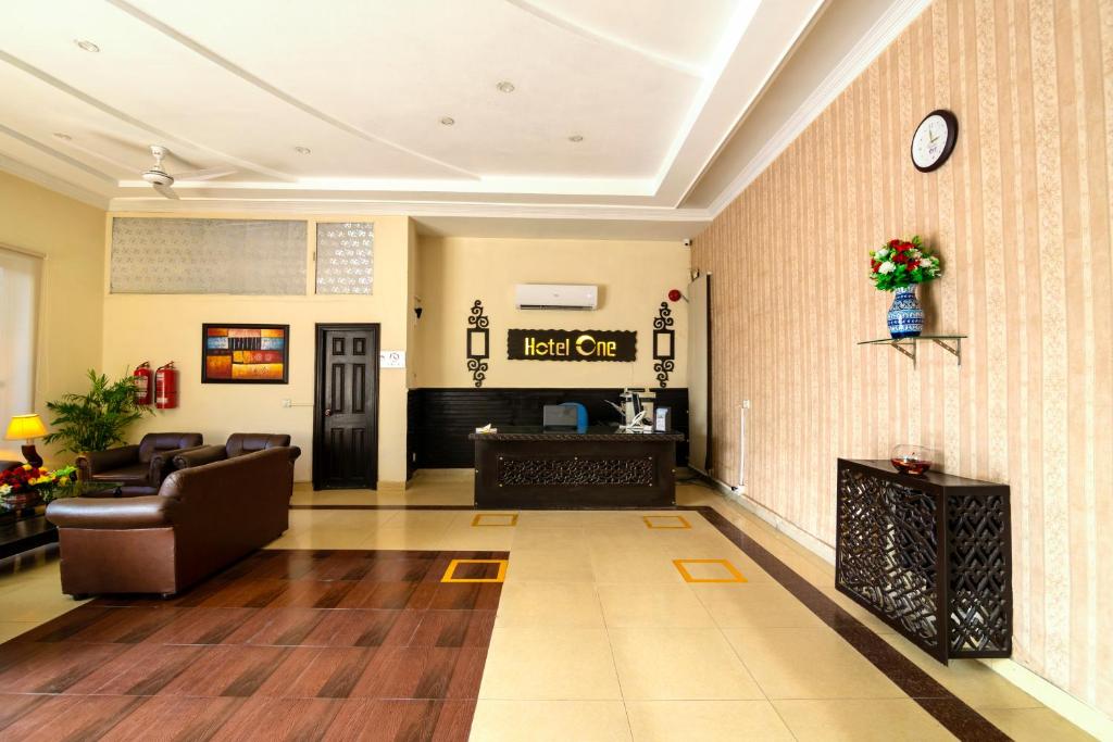 Posezení v ubytování Hotel One Lalazar Multan