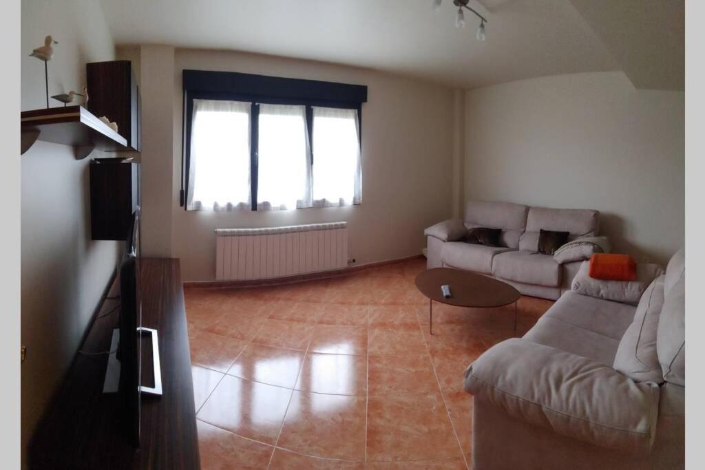 Sala de estar con 2 sofás y mesa en Experiencia inolvidable en Cuzcurrita, en Cuzcurrita de Río Tirón
