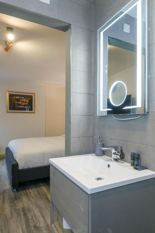 Number 11 by the Warren Collection - Deluxe King Room