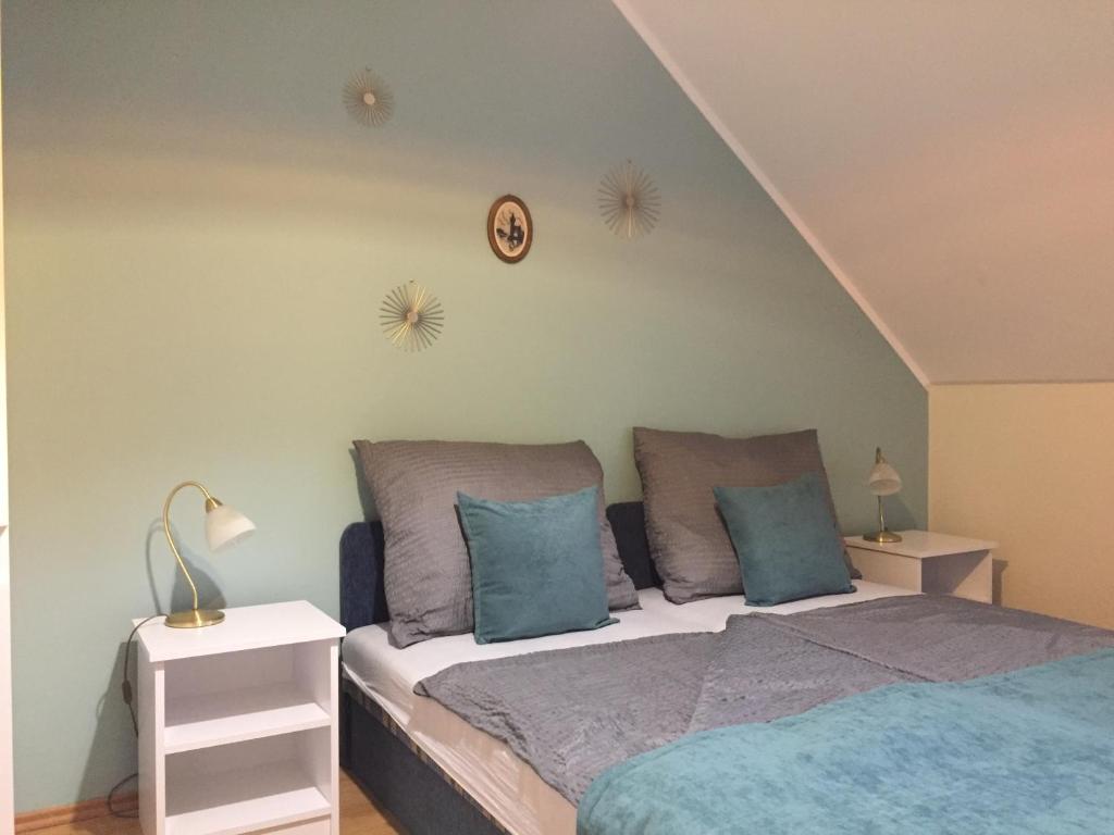 Łóżko lub łóżka w pokoju w obiekcie Kikerics vendégház