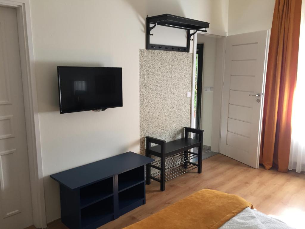 Telewizja i/lub zestaw kina domowego w obiekcie Kikerics vendégház