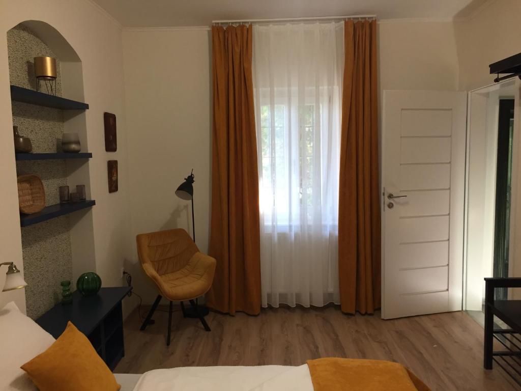 Łóżko lub łóżka w pokoju w obiekcie Kikerics vendégház