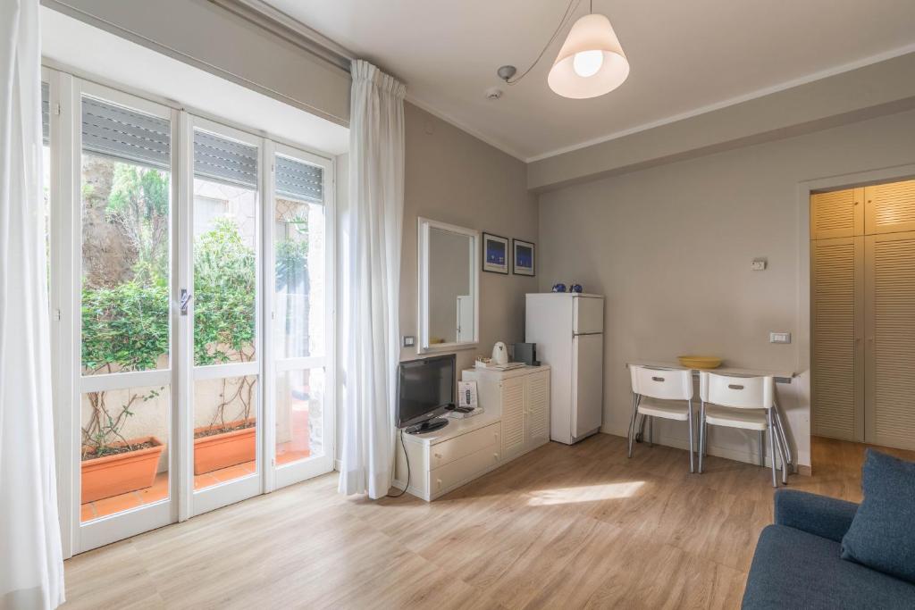 Кухня или мини-кухня в Residence Sole Mare Alaxi Hotels
