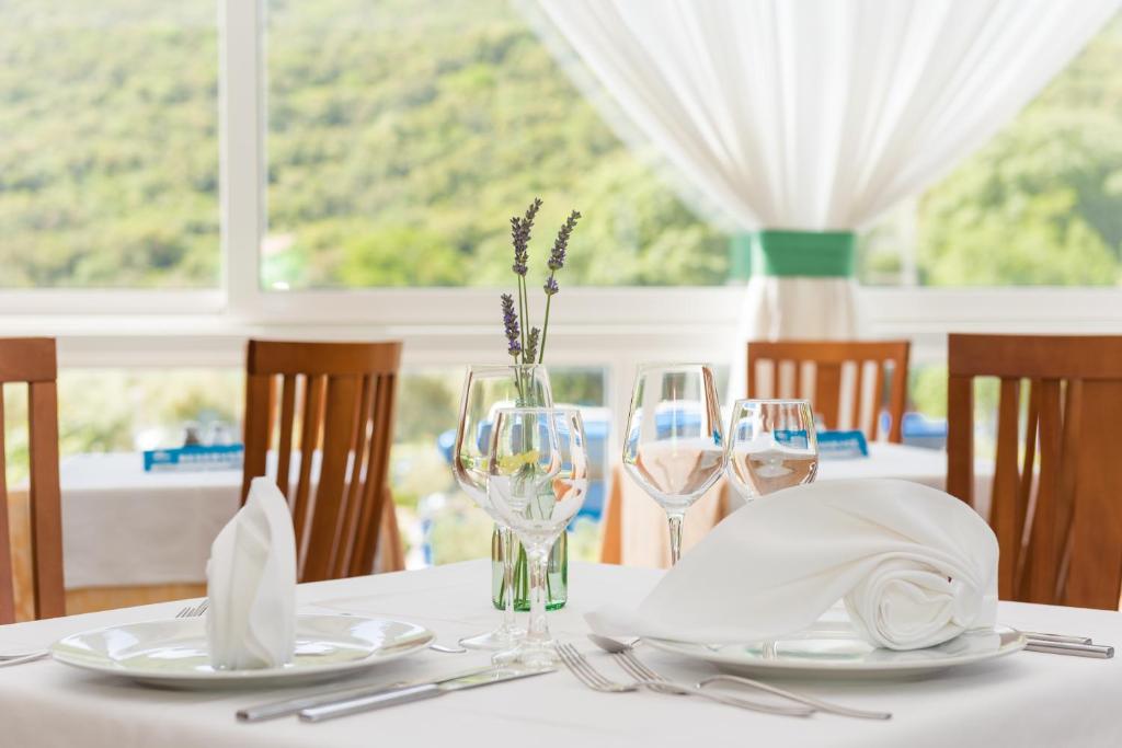Nápoje v ubytování MASLINICA Hedera Hotel