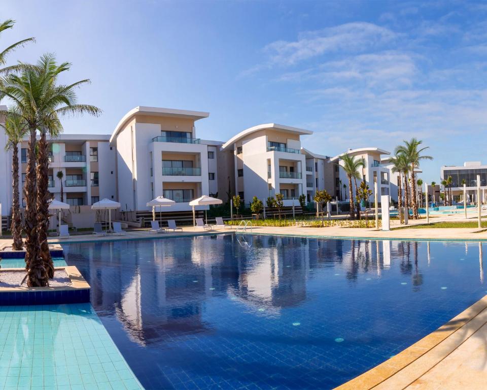 una gran piscina frente a algunos edificios en Zephyr Mazagan en El Jadida