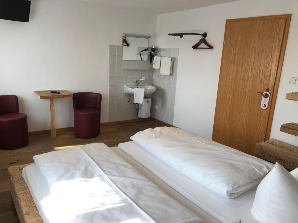 Postel nebo postele na pokoji v ubytování Landgasthof Kreuz
