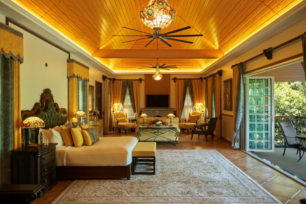 - un grand salon avec un canapé et une table dans l'établissement Coorg Wilderness Resort & Spa, à Madikeri