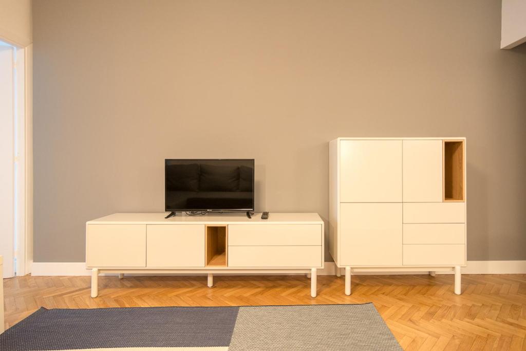 Televízia a/alebo spoločenská miestnosť v ubytovaní NAHIMA PARKING FREE