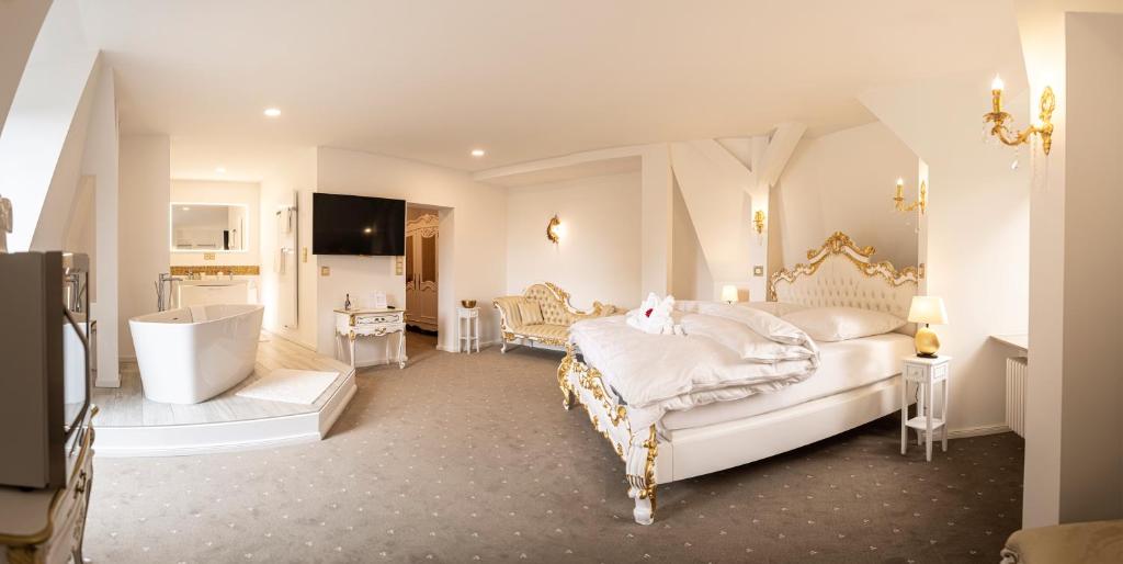 Postel nebo postele na pokoji v ubytování Schloss Breitenfeld Hotel & Tagung