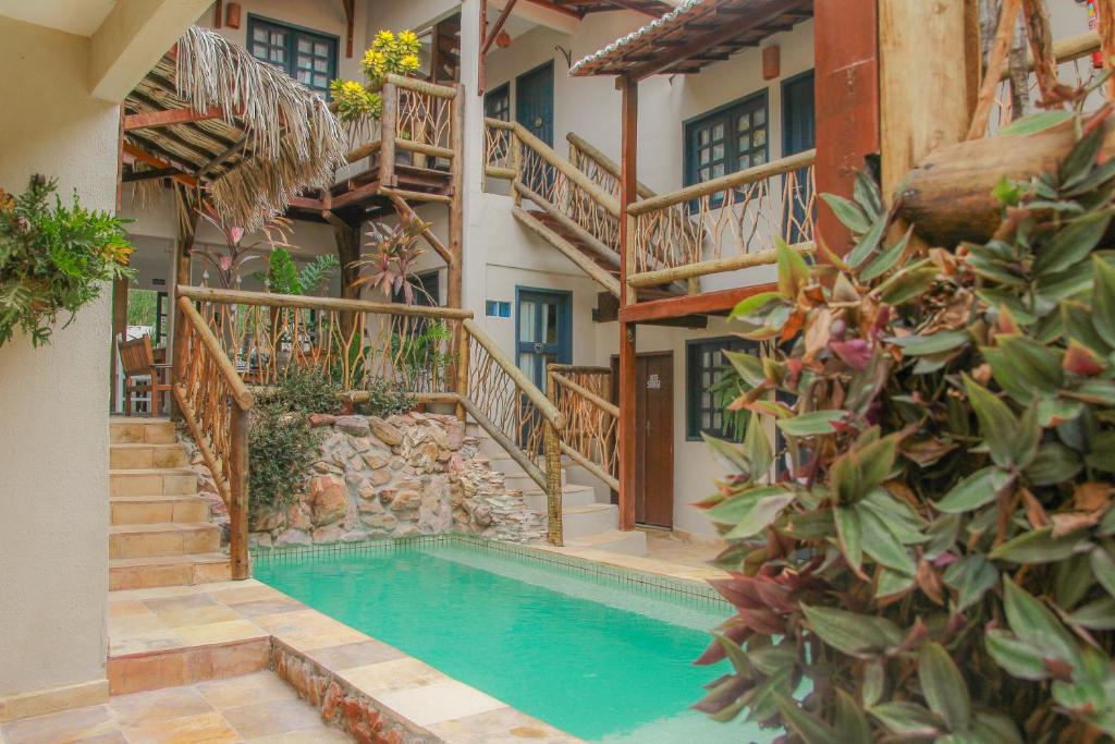 una casa con piscina delante de un edificio en Azul Pousada, en Jericoacoara