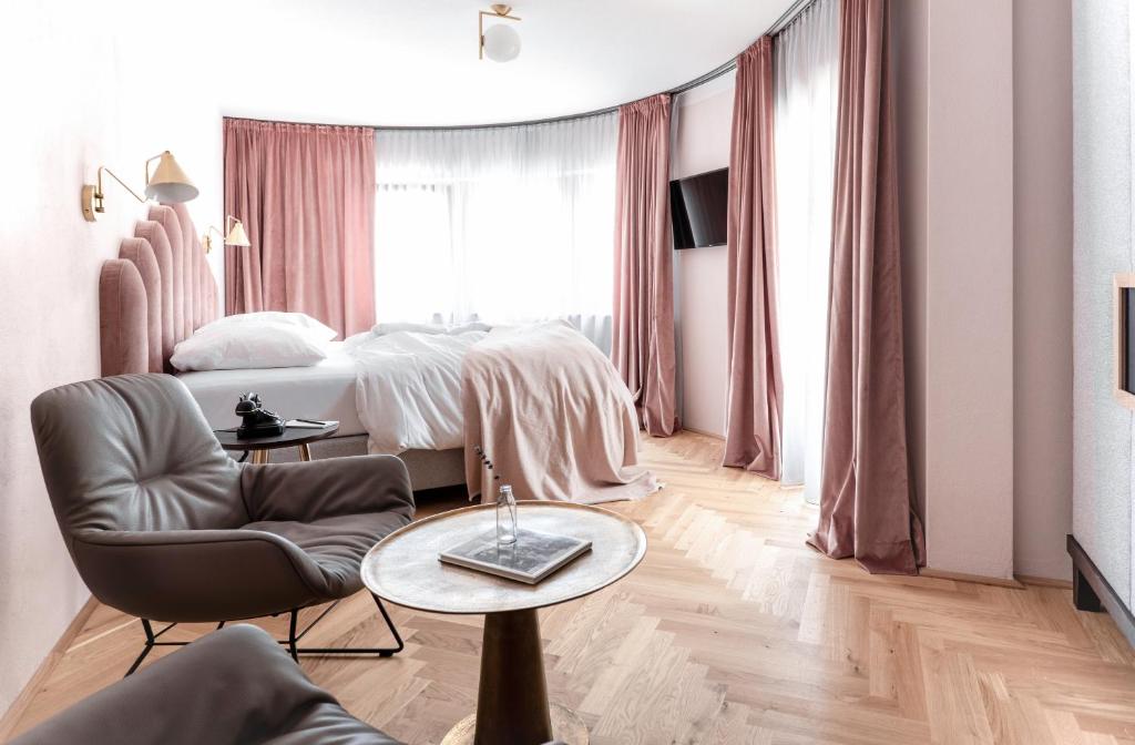 Postel nebo postele na pokoji v ubytování Alpine Hideaway ZILLERTALERHOF - 4 Sterne Superior