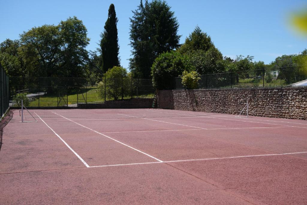 a tennis court with a net on top of it at Domaine du Châtelard in Dirac