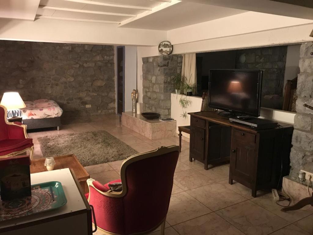 TV a/nebo společenská místnost v ubytování Le Paradis