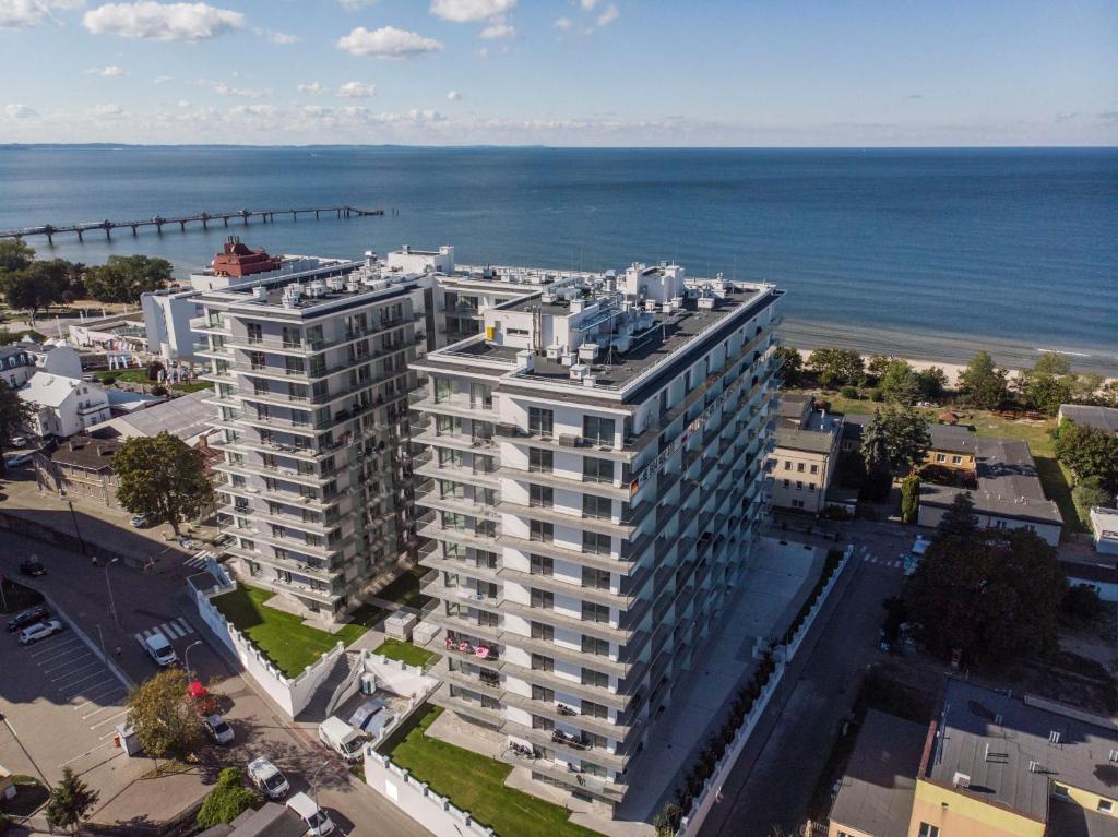 widok z powietrza na duży budynek nad oceanem w obiekcie Promenada Gwiazd 14 by Baltic Home w mieście Międzyzdroje