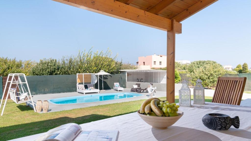 Zdjęcie z galerii obiektu Sunny Breeze Deluxe Villa Near Beach, Private Pool w mieście Kremasti