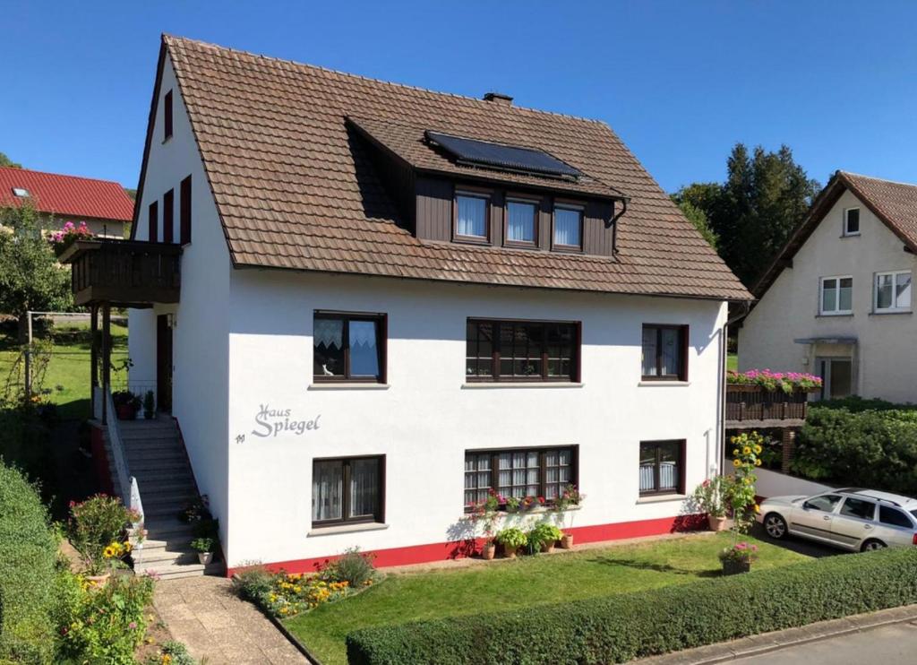 una casa bianca con tetto marrone di Haus Spiegel a Hilders
