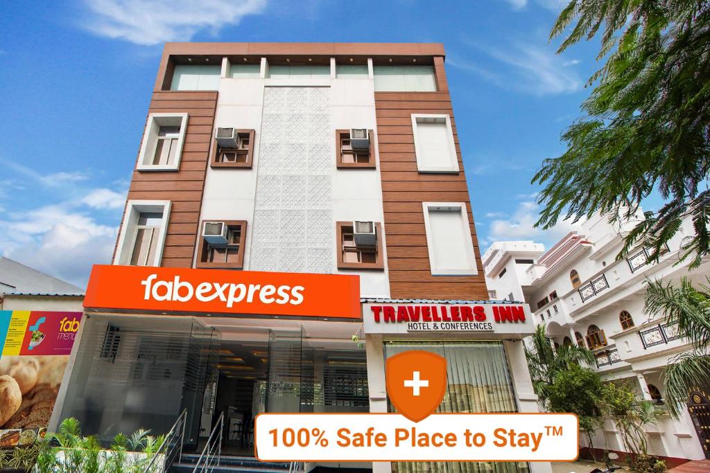 Un palazzo alto con un cartello davanti di FabExpress Affection Inn a Lucknow