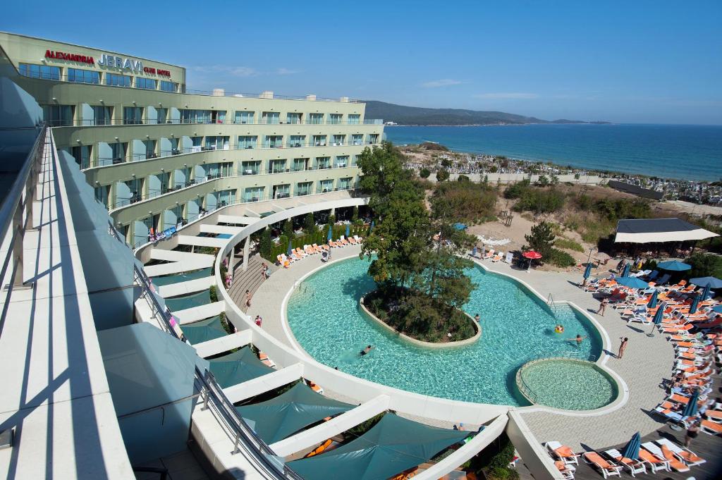 - une vue sur un hôtel et une piscine dans l'établissement Jeravi Club Hotel - All Inclusive, à Primorsko