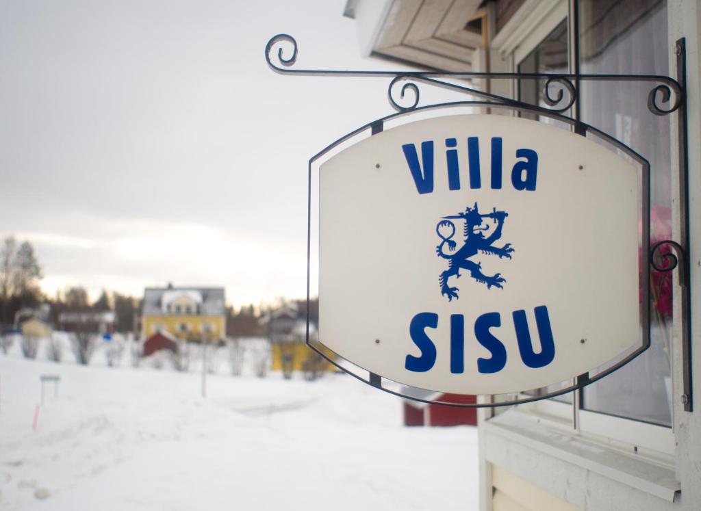 ein Schild, das die Villa Sisu auf einem Gebäude liest in der Unterkunft Villa Sisu in Överkalix