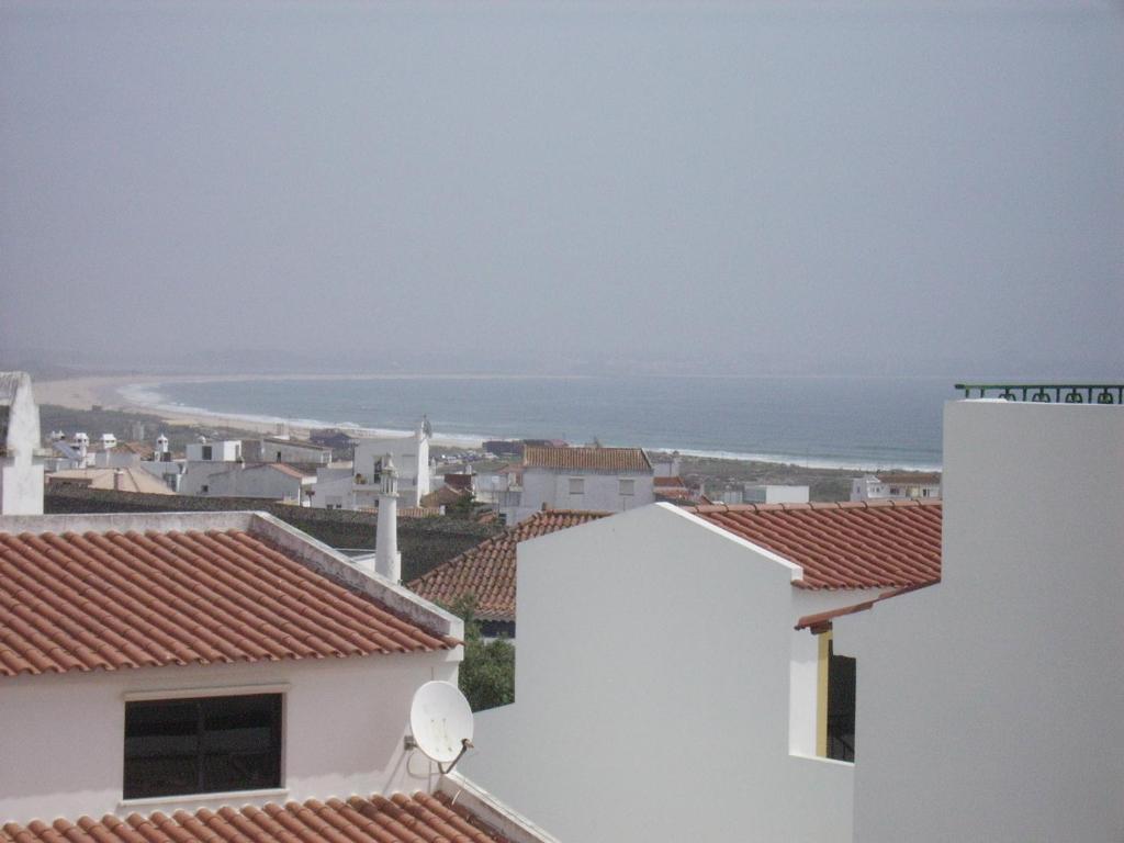 ラゴスにあるCasa do Sol Algarveの屋根から海の景色を望む
