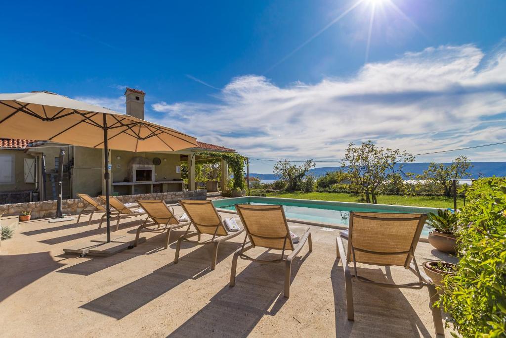 Bazén v ubytovaní Holiday house TRSJA alebo v jeho blízkosti